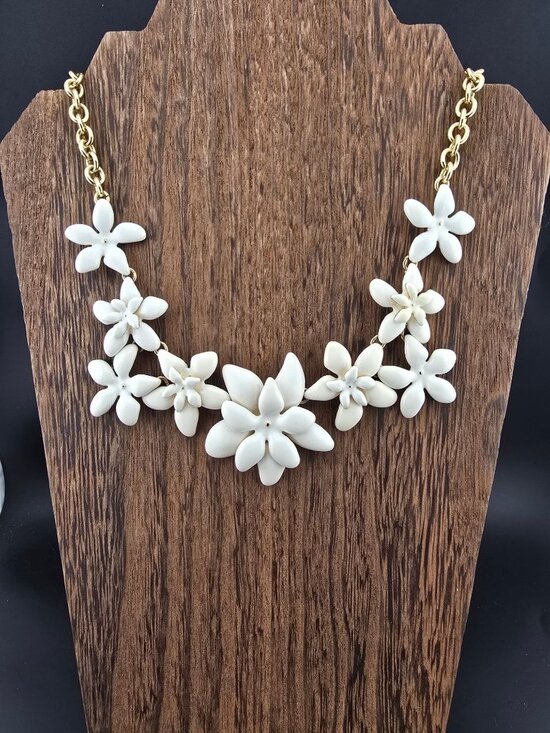 Talbots Jewelry - Talbots White Floral Necklace With Gold Chain & Adjustable Clasp Spring Fairy